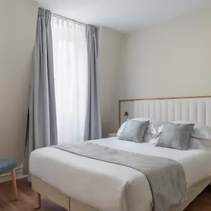 Des Deux Avenues *** פריז